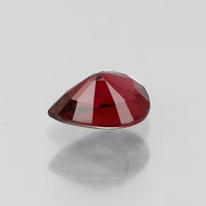 0.36カラットの天然レッドスピネル（5.2×3.7 mm・洋梨の形）