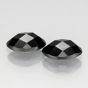 カラットの天然黒スピネル（8.1×4.1 mm・マーキス）