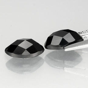 カラットの天然黒スピネル（8.1×4.1 mm・マーキス）