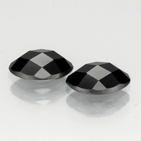 カラットの天然黒スピネル（8.1×4.2 mm・マーキス）