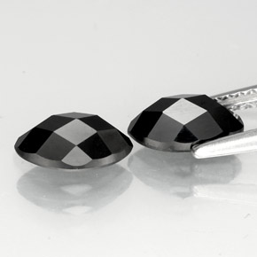 カラットの天然黒スピネル（8.1×4.2 mm・マーキス）