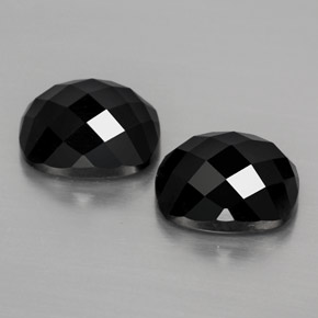 8.03カラットの天然黒スピネル（10.1×8.1 mm・クッションカット）