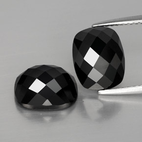 カラットの天然黒スピネル（10.1×8.1 mm・クッションカット）