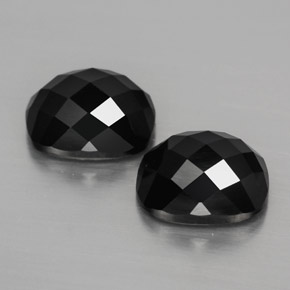 カラットの天然黒スピネル（10.1×8.1 mm・クッションカット）