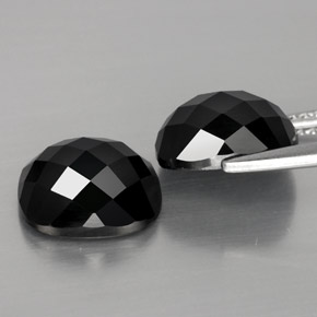 カラットの天然黒スピネル（10.1×8.1 mm・クッションカット）
