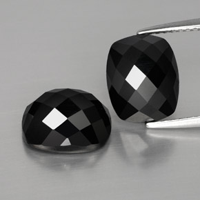 カラットの天然黒スピネル（10×8.1 mm・クッションカット）