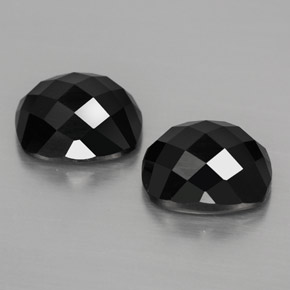 カラットの天然黒スピネル（10×8.1 mm・クッションカット）