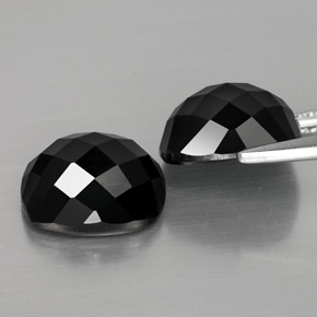 カラットの天然黒スピネル（10×8.1 mm・クッションカット）