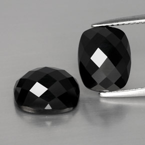 カラットの天然黒スピネル（10×8.1 mm・クッションカット）