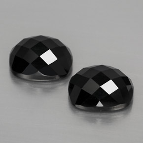 カラットの天然黒スピネル（10×8.1 mm・クッションカット）