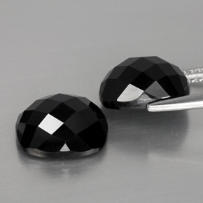 カラットの天然黒スピネル（10×8.1 mm・クッションカット）