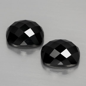 カラットの天然黒スピネル（10×8.1 mm・クッションカット）
