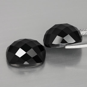 カラットの天然黒スピネル（10×8.1 mm・クッションカット）