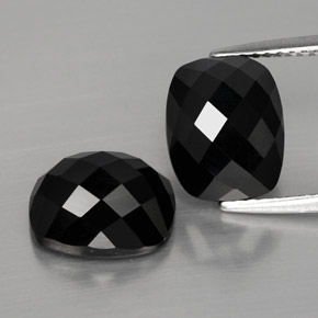 カラットの天然黒スピネル（10×8.1 mm・クッションカット）