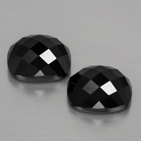 カラットの天然黒スピネル（10×8.1 mm・クッションカット）