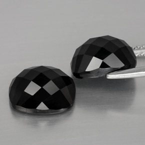 カラットの天然黒スピネル（10×8.1 mm・クッションカット）