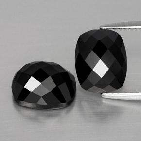 カラットの天然黒スピネル（10×8.1 mm・クッションカット）