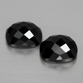 カラットの天然黒スピネル（10×8.1 mm・クッションカット）