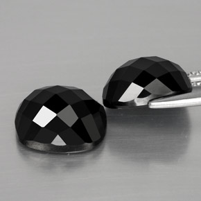 カラットの天然黒スピネル（10×8.1 mm・クッションカット）