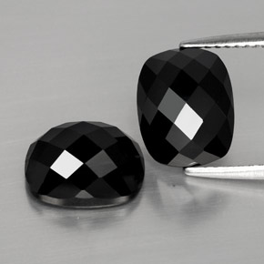 カラットの天然黒スピネル（10×8.1 mm・クッションカット）