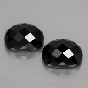 カラットの天然黒スピネル（10×8.1 mm・クッションカット）