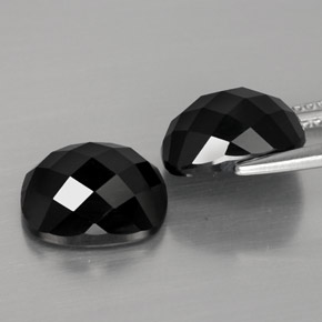 カラットの天然黒スピネル（10×8.1 mm・クッションカット）