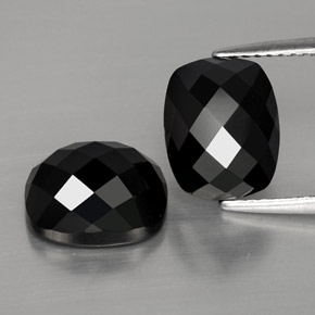 8.88カラットの天然黒スピネル（10×8.1 mm・クッションカット）