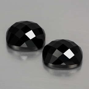 8.88カラットの天然黒スピネル（10×8.1 mm・クッションカット）