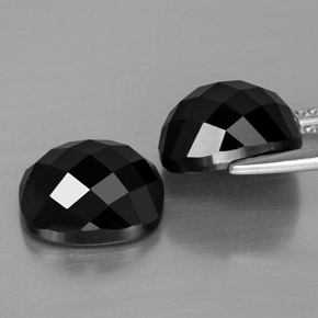 8.88カラットの天然黒スピネル（10×8.1 mm・クッションカット）