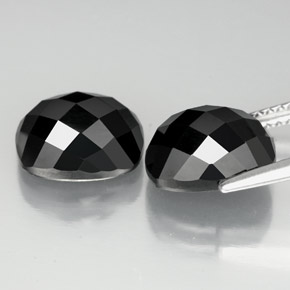 7.82カラットの天然黒スピネル（10×8.1 mm・クッションカット）
