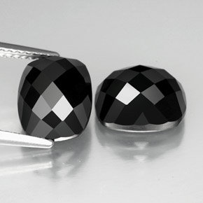 カラットの天然黒スピネル（10.1×8.1 mm・クッションカット）