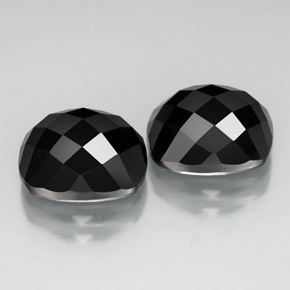 カラットの天然黒スピネル（10.1×8.1 mm・クッションカット）