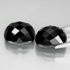 カラットの天然黒スピネル（10.1×8.1 mm・クッションカット）