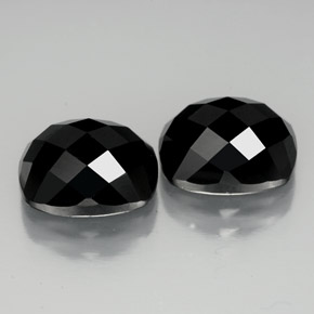 カラットの天然黒スピネル（10×8.1 mm・クッションカット）