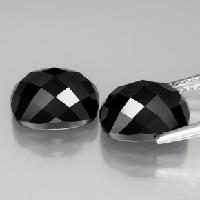 カラットの天然黒スピネル（10×8.1 mm・クッションカット）