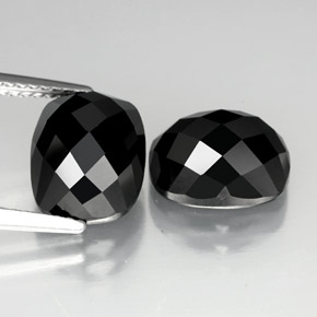 カラットの天然黒スピネル（9.9×8.1 mm・クッションカット）