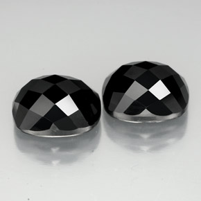 カラットの天然黒スピネル（9.9×8.1 mm・クッションカット）