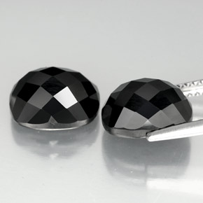 カラットの天然黒スピネル（9.9×8.1 mm・クッションカット）