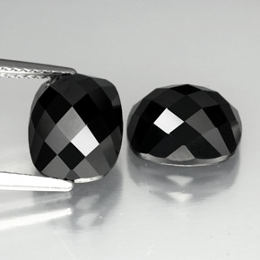 カラットの天然黒スピネル（10×8.1 mm・クッションカット）