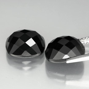 カラットの天然黒スピネル（10×8.1 mm・クッションカット）