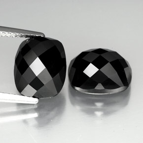 カラットの天然黒スピネル（10×8.1 mm・クッションカット）