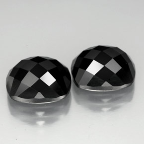 カラットの天然黒スピネル（10×8.1 mm・クッションカット）