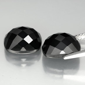 カラットの天然黒スピネル（10×8.1 mm・クッションカット）