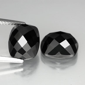 7.86カラットの天然黒スピネル（10×8.1 mm・クッションカット）