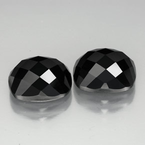 7.86カラットの天然黒スピネル（10×8.1 mm・クッションカット）