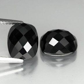 カラットの天然黒スピネル（10×8.1 mm・クッションカット）