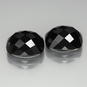 カラットの天然黒スピネル（10×8.1 mm・クッションカット）