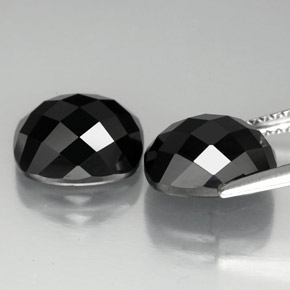 カラットの天然黒スピネル（10×8.1 mm・クッションカット）