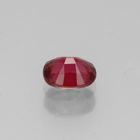 0.56カラットの天然レッドスピネル（5.4×4.4 mm・オーバルカット）