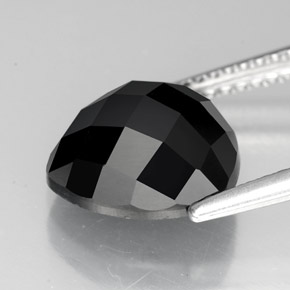 3.89カラットの天然黒スピネル（9.9×9.9 mm・トリリアント）